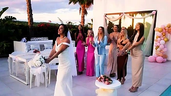 Amirah Adara crasht Hochzeit und fickt kleine Brünette