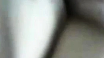 Asiatisches Mädchen in pinker Wäsche fickt doggy mit Sperma