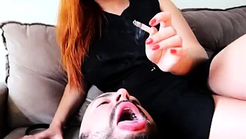 Milf femdom cuspindo em pés sujos