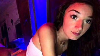 Brunette amateur Stella Samore se folla dildo en perrito frente al espejo