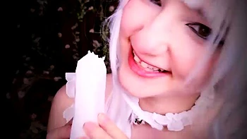 Adolescente blonde se branle avec jouets ASMR