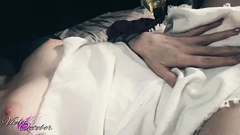 Rubia pequeña se mete los dedos en la húmeda polla tras encaje roto