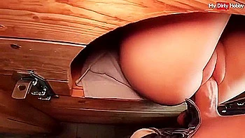 Mulher atraente fodida forte em gangbang alemão