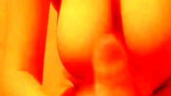 Große natürliche Titten vollgepisst