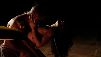 Sexo grupal salvaje en coche al aire libre con Erika Lust