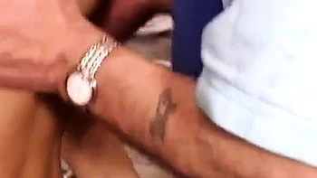 Mãe asiática peluda gozando gostoso