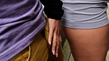 MILF bonita fodida por dois paus enormes