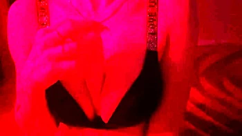 Tattooierte Blondine zeigt geile Blowjob-Skills