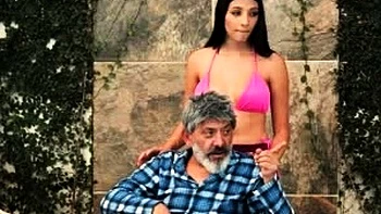 Cuidadora milf safada chupando ao ar livre