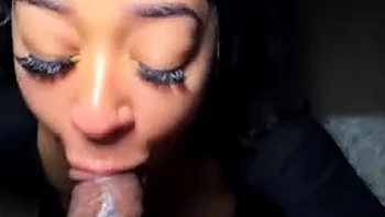 BBW negra com peitos grandes chupando e mordendo os mamilos