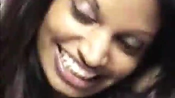 Koreanische Amateurin bläst Schwanz und wird missionar gefickt