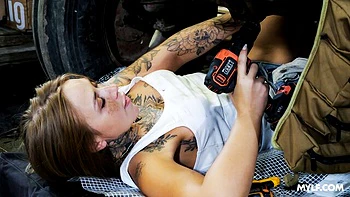 Tätowierte Milf Kimberly Crush liebt harten Fick