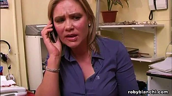 Asiatisches Blondchen bekommt Doppelpenetration Doggy und Missionar