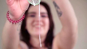 Cuckold humilhado com femdom agressiva e masturbação