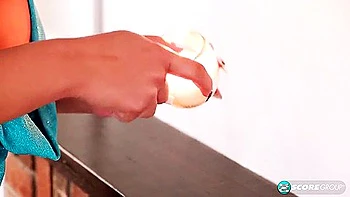 Selena Adams con tetas grandes y culo moviéndose