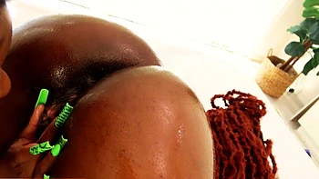 Copines noires aux gros seins se lèchent et se frottent