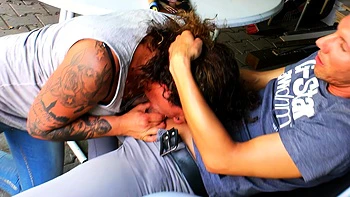 Deutsche Stiefschwester erwischt Stiefbruder beim Wichsen