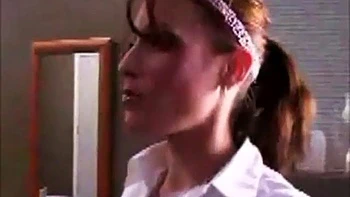 Morena seduce tímida a su primera vez lésbica con doggy y lamidas