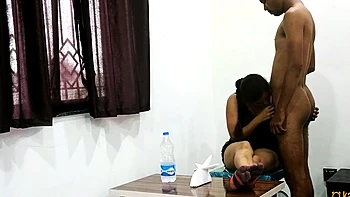 Indische Frau Kamini bläst geil und wird gefingert