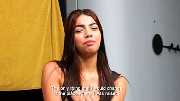 Скромная латинка ебётся на огромном белом члене