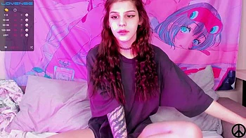 Малышка с маленькими сиськами на Чатурбейт ебется