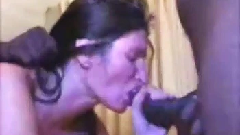 Жена ебется с огромным черным членом в позе догги и миссионера