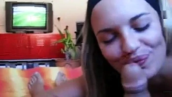 Eu chupo e monto meu amigo enquanto ele assiste