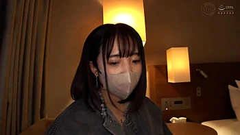 Asiatique jouit plusieurs fois après une grosse branlette bouche