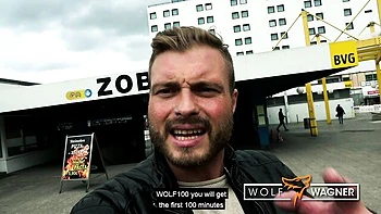 Sidney peituda gótica fodendo no trem na estação