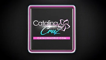 Cherie Deville lambendo rabo enorme ao ar livre