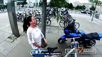 Scout alemão fode milf amadora curvilínea no sofá do casting