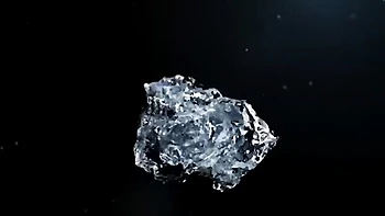 Bruneta gozando e bebendo xixi extremo