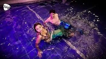 Sara loira chupa pau ao ar livre na piscina