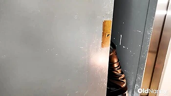 Plombière milf tatouée baise POV avec gros seins