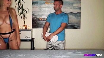 Milf loira curvilínea leva lambidas na buceta e boquete no spa