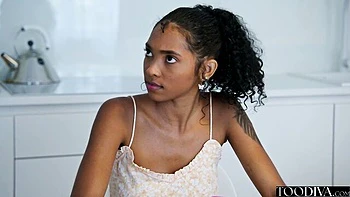 Latina negra sexy chupando pau grande no estilo cowgirl