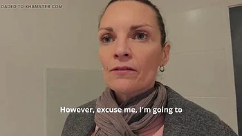 Extraño folla a MILF caliente a cuatro patas y le mete creampie