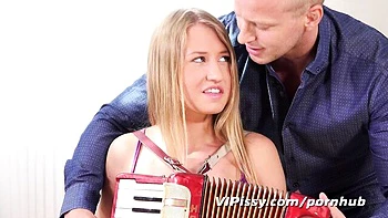 VIPissy pinkelt, tief schluckt, Anal kommt hart