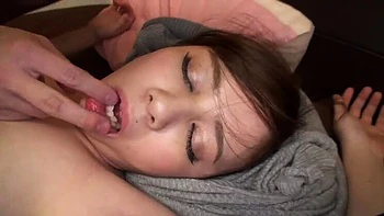 Aimi Yoshikawa goza com os peitos grandes e vibrador