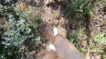 Latina con culo grande coge extraño al aire libre doggy con funda de polla