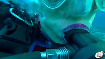 Poulpe en chaleur baise Supergirl MILF grosse clito sous l'eau