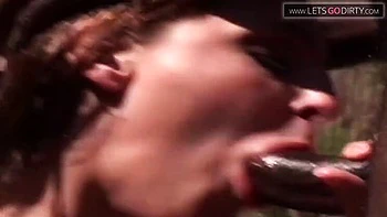 Vicky Love abre as pernas para foda anal ao ar livre com enorme pau negro e gozada