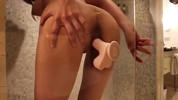 Сиськастая красотка скачет на дилдо: наездница, писает