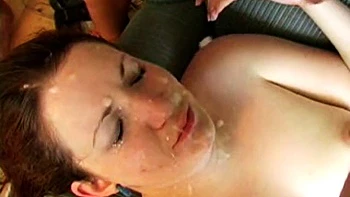 Тейлор искажает лицо: любительский глубокий минет