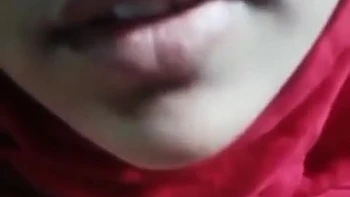 Soniya se branle avec ses gros seins