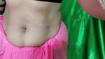 Дэси бхабхи с большим задом раздевается, демонстрирует сочную киску