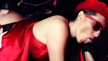 Heiße Schlampe fickt Rocker mit Doppelpenetrierung am Billardtisch