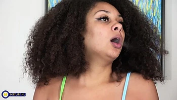 Маленькая София получает шлепки от злой мачехи Клары