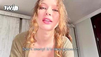 Tante erwischt Neffen beim Wichsen und lässt ihn ihren Arsch spritzen