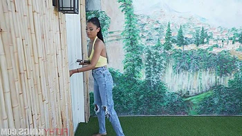 Ma demi-sœur a cédé à ma grosse queue après l’avoir vue